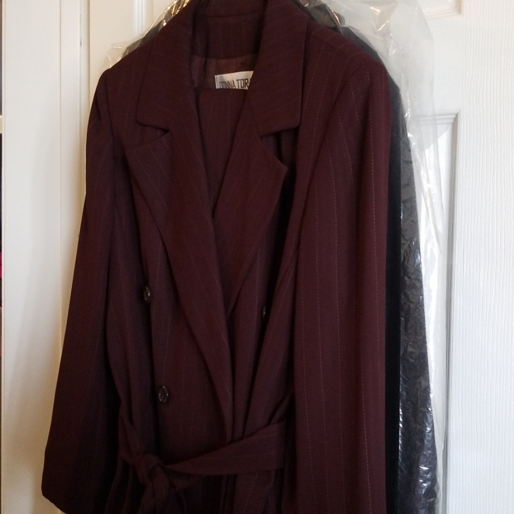 DONNA TORAN OUTFIT SIZE 12 Pin stripe